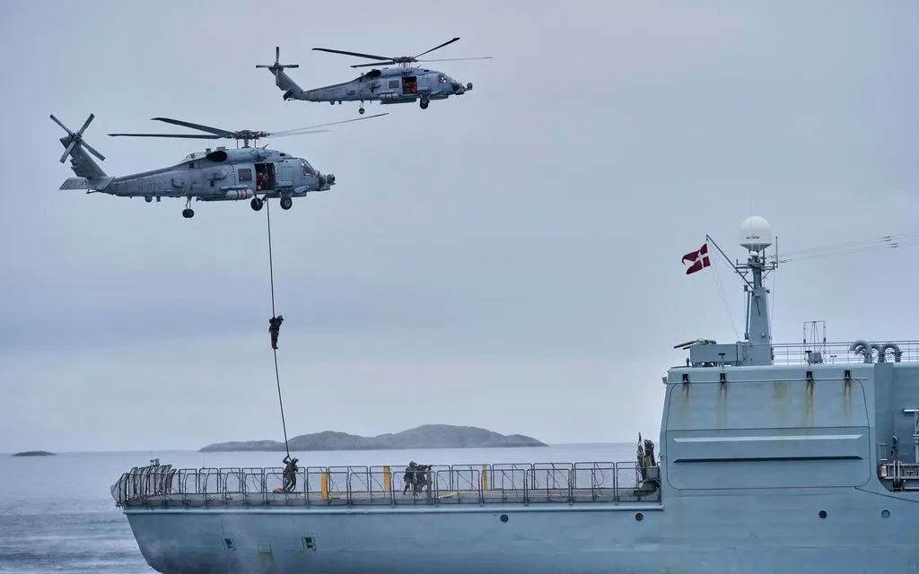 Lực lượng quân đội Đan Mạch tham gia một cuộc tập trận với hàng trăm binh sĩ từ một số thành viên NATO châu Âu tại Nuuk, Greenland, ngày 15/9/2025 (Ảnh: AP)