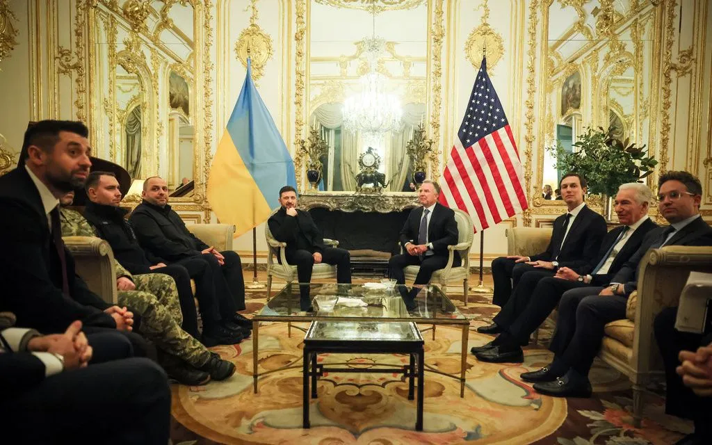 Tổng thống Ukraine Volodymyr Zelensky (trái) hội đàm cùng đại sứ Hoa Kỳ tại Pháp Charles Kushner, ở Paris, ngày 6/1/2026 (Ảnh: AP)