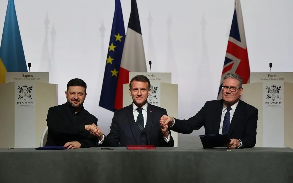 Tổng thống Ukraine Volodymyr Zelensky bắt tay Tổng thống Pháp Emmanuel Macron và Thủ tướng Anh Keir Starmer tại Điện Elysee ở Paris ngày 6/1/2026. (Ảnh: AP)