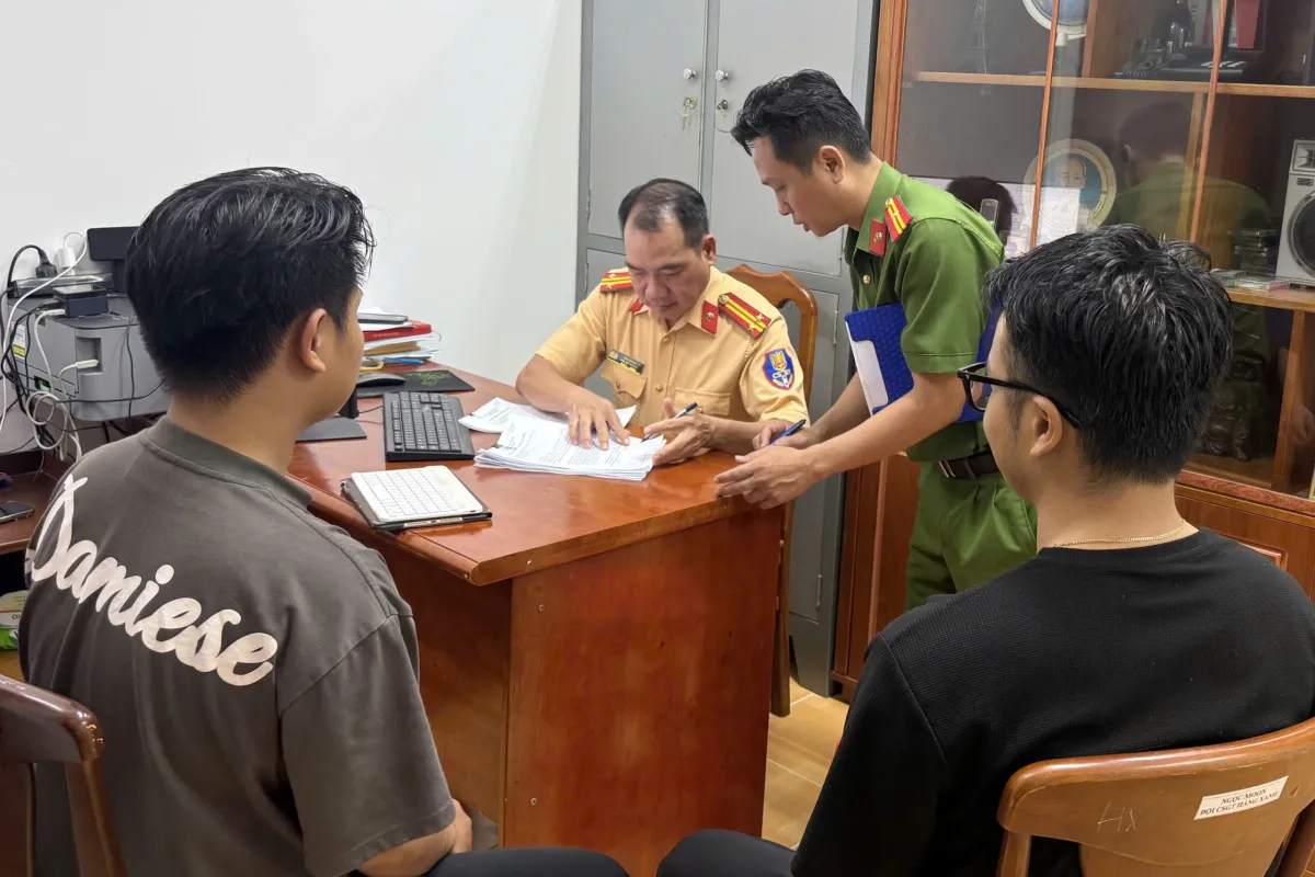 Nam thanh niên bị phạt 7 triệu đồng vì đăng clip bốc đầu xe máy ở TPHCM- Ảnh 1. Nam thanh niên bị phạt 7 triệu đồng vì đăng clip bốc đầu xe máy ở TPHCM- Ảnh 1.