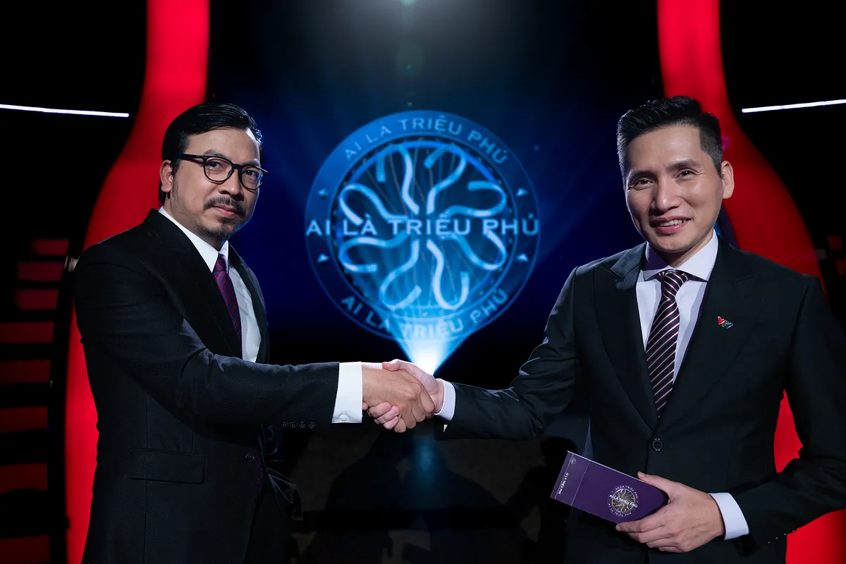 BTV Quốc Kh&aacute;nh: "Nhận lời dẫn Ai l&agrave; triệu ph&uacute; giống như đứng trước c&acirc;u hỏi số 15 v&agrave; kh&ocirc;ng c&ograve;n bất cứ sự trợ gi&uacute;p n&agrave;o" - Ảnh 1.