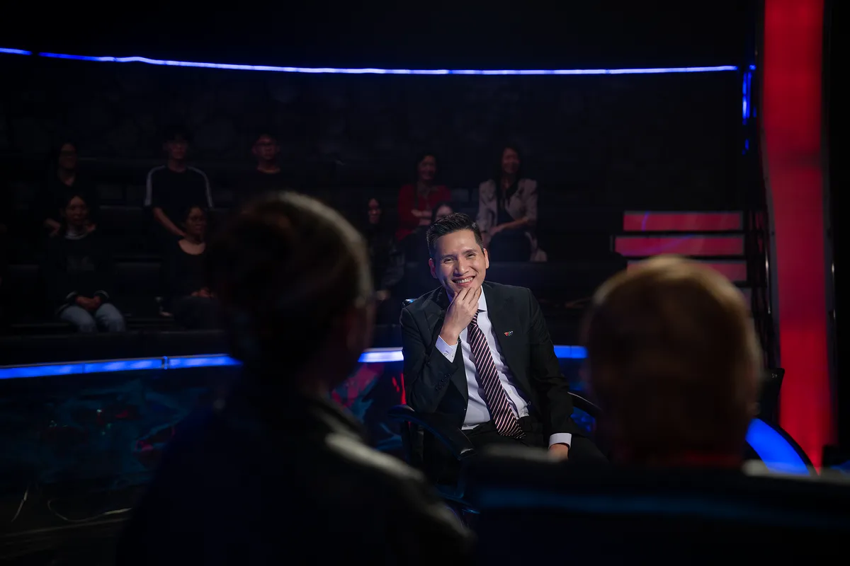 BTV Quốc Kh&aacute;nh: "Nhận lời dẫn Ai l&agrave; triệu ph&uacute; giống như đứng trước c&acirc;u hỏi số 15 v&agrave; kh&ocirc;ng c&ograve;n bất cứ sự trợ gi&uacute;p n&agrave;o" - Ảnh 2.