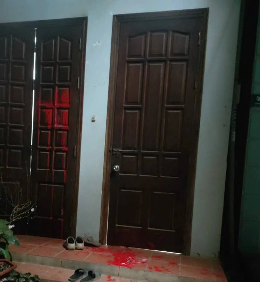 Khởi tố, bắt tạm giam 6 đối tượng cho vay nặng lãi, tạt sơn, ném chất bẩn đe dọa con nợ - Ảnh 3.