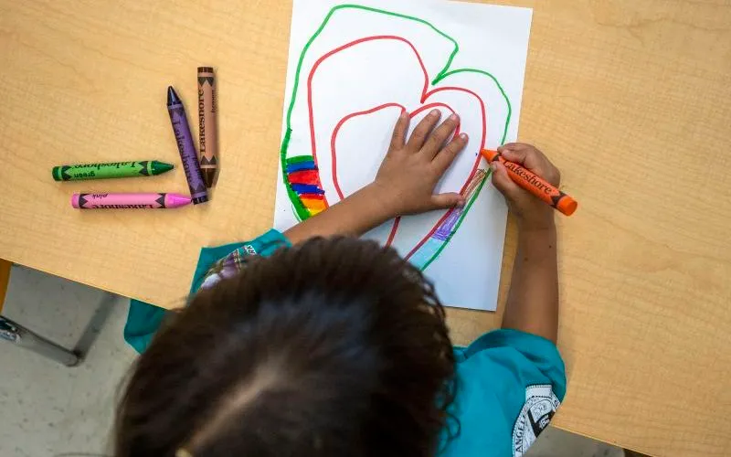 Trẻ em tại một trung tâm chăm sóc ở California vào năm 2022 (Ảnh: Los Angeles Daily News/Getty Images)