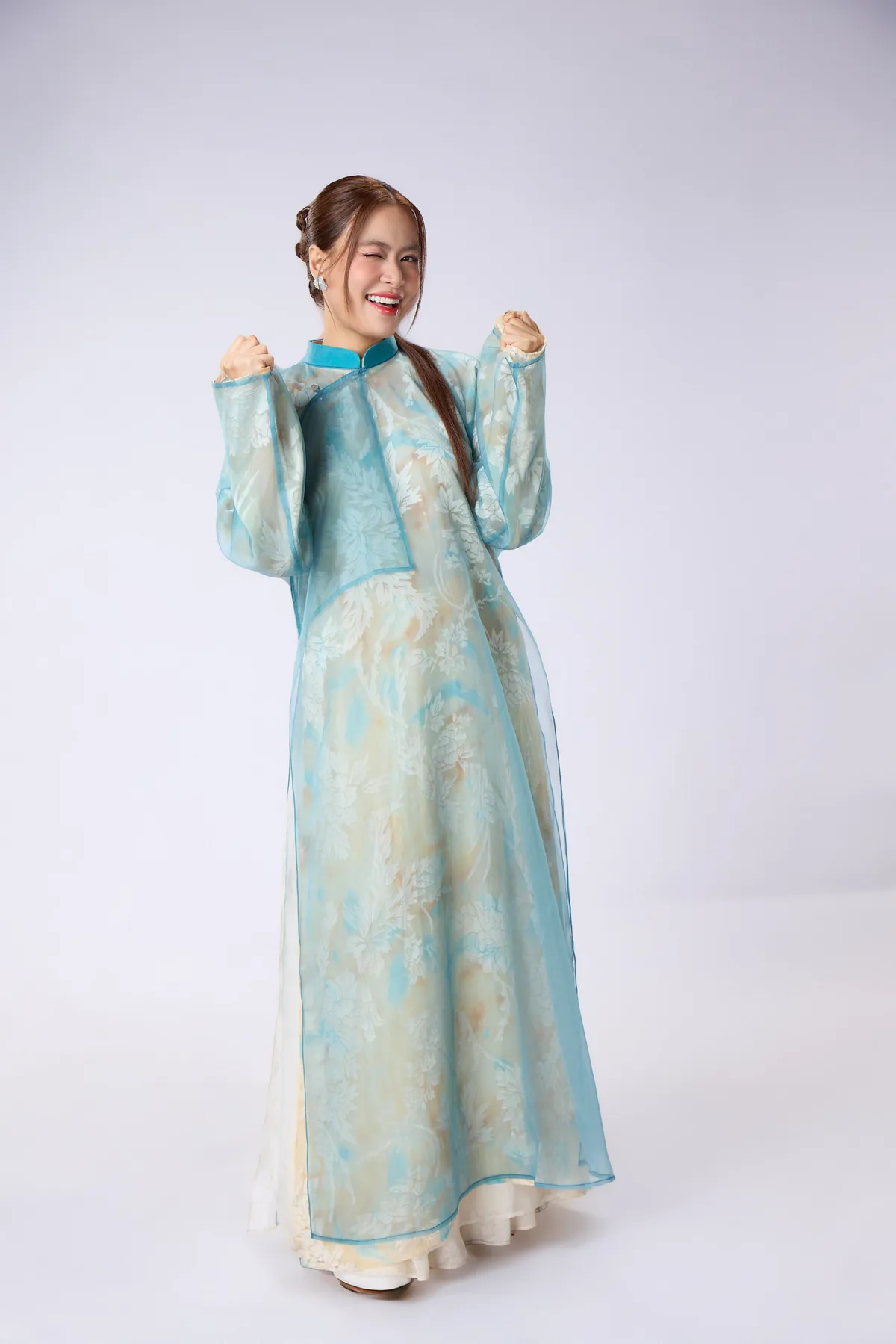 Tết xưa - Tết nay trong MV mới của Hoàng Thùy Linh - Ảnh 2.