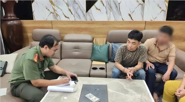 Khởi tố 2 đối tượng mua, lưu h&agrave;nh USD giả để lấy tiền mua ma t&uacute;y- Ảnh 1.