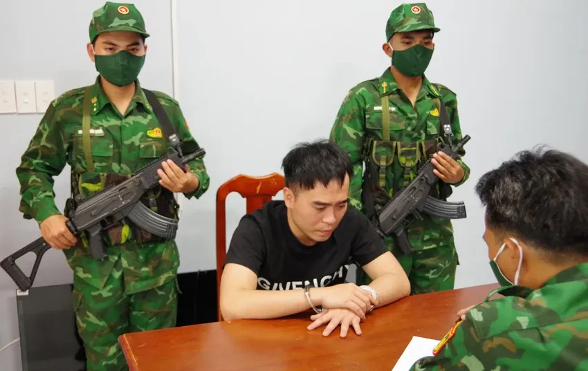 Bắt quả tang đối tượng vận chuyển gần 3kg ma t&uacute;y từ Campuchia về TP Hồ Ch&iacute; Minh- Ảnh 2.