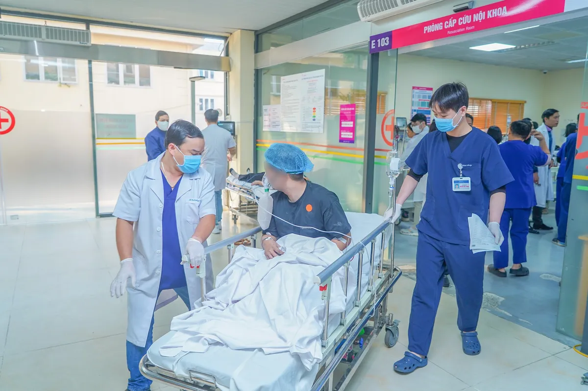 Báo động đỏ cấp cứu 15 nạn nhân vụ cháy ngõ Trần Cung (Hà Nội) - Ảnh 1. Báo động đỏ cấp cứu 15 nạn nhân vụ cháy ngõ Trần Cung (Hà Nội) - Ảnh 1.