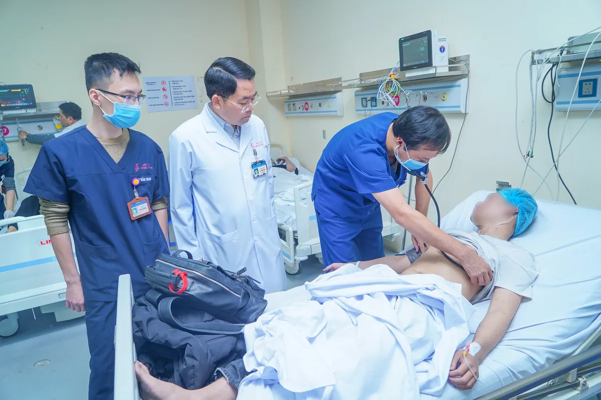 Báo động đỏ cấp cứu 15 nạn nhân vụ cháy ngõ Trần Cung (Hà Nội) - Ảnh 2. Báo động đỏ cấp cứu 15 nạn nhân vụ cháy ngõ Trần Cung (Hà Nội) - Ảnh 2.