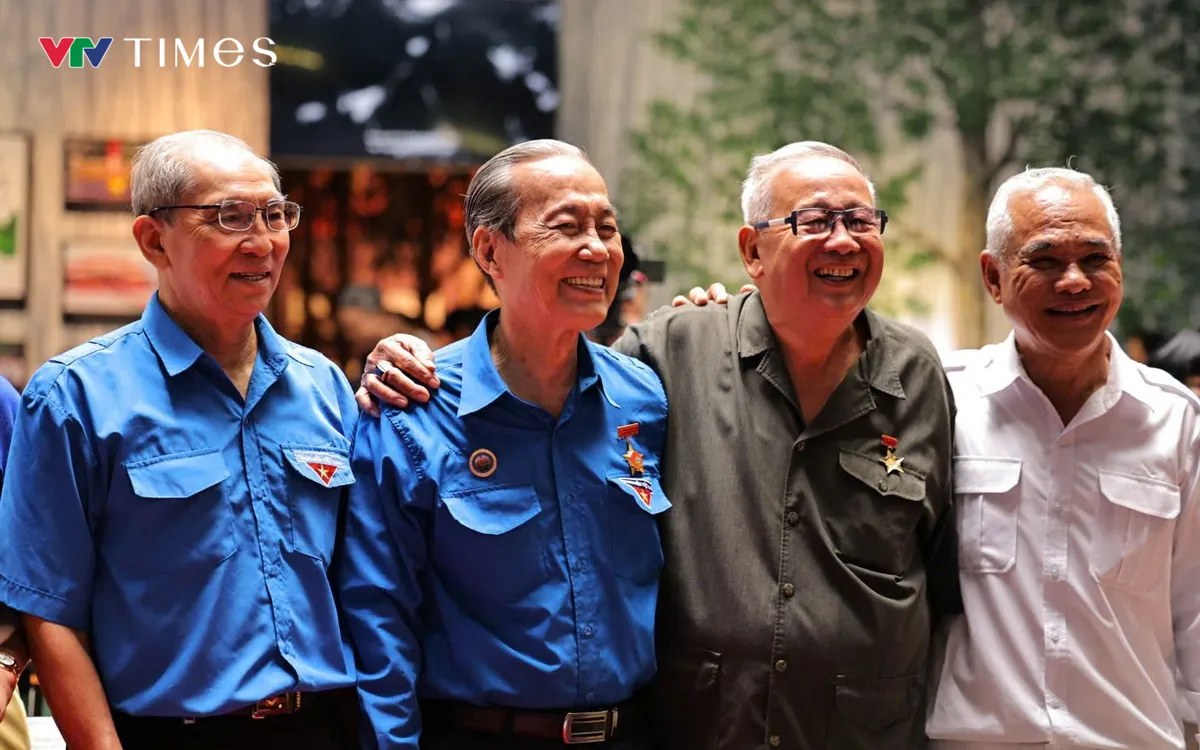 Anh hùng LLVT nhân dân Nguyễn Văn Thôn (áo xanh lá) cùng đồng đội trên chiến trường năm xưa.