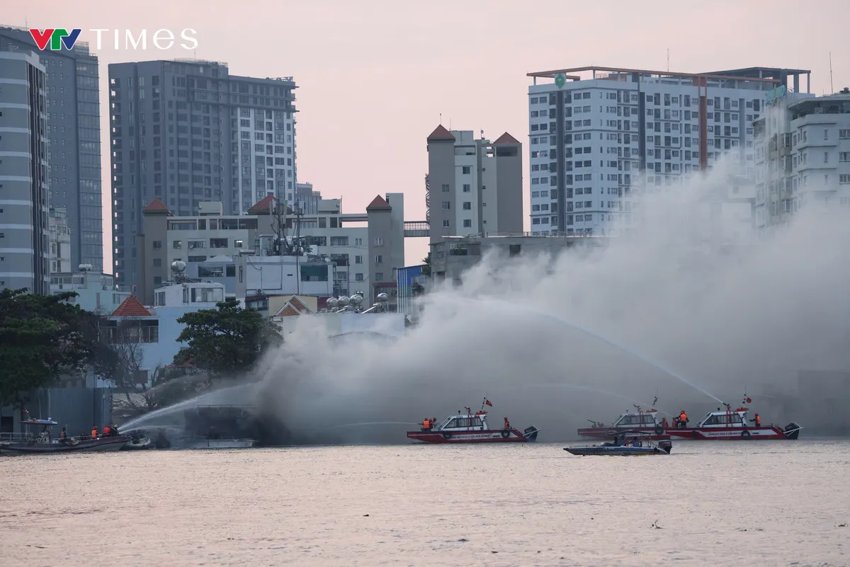Video: Du thuyền ch&aacute;y rụi tr&ecirc;n s&ocirc;ng S&agrave;i G&ograve;n- Ảnh 4.