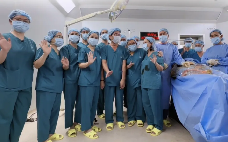 Ekip bác sĩ can thiệp thông tim bào thai Từ Dũ - Nhi Đồng 1 vui mừng báo tin ca can thiệp điều trị tim bẩm sinh cho bào thai thành công. Ảnh: Sở Y tế TP Hồ Chí Minh 