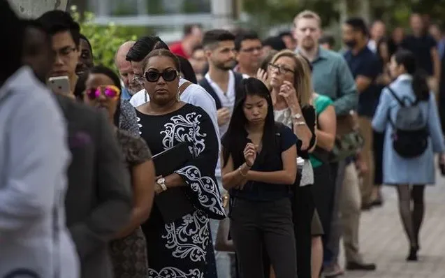 Người dân xếp hàng chờ phỏng vấn xin việc tại thành phố Arlington, bang Virginia, Mỹ. (Ảnh: AFP/TTXVN)