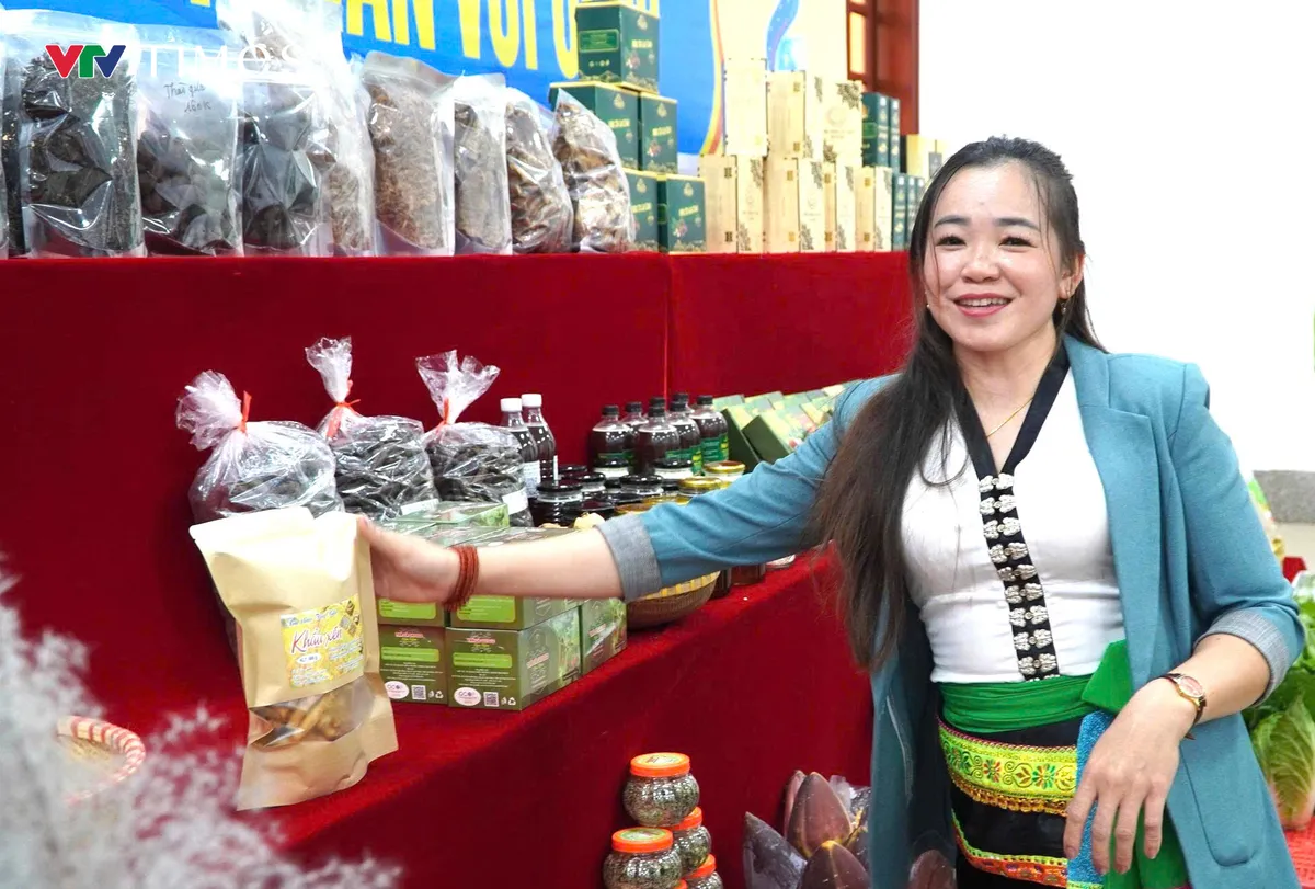 Người phụ nữ Thái giữ lửa nghề truyền thống giữa đại ngàn - Ảnh 5.