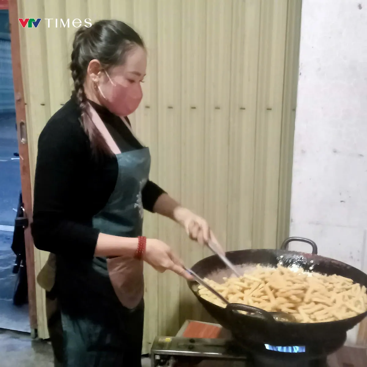 Người phụ nữ Thái giữ lửa nghề truyền thống giữa đại ngàn - Ảnh 1.