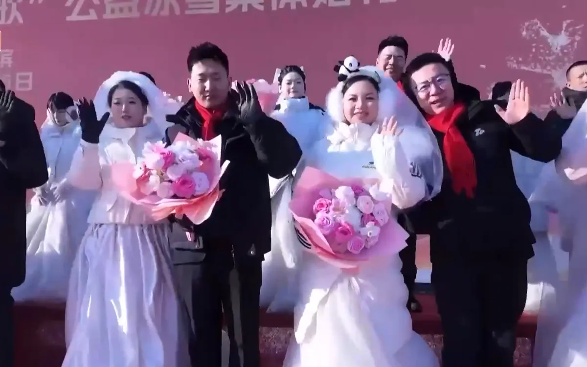 Đám cưới tập thể trong lễ hội băng đăng Cáp Nhĩ Tân - Ảnh 1.