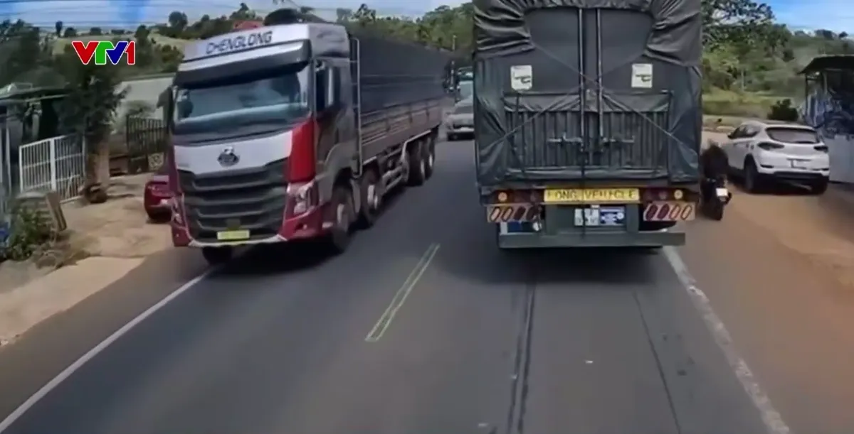 Cẩn trọng khi vượt xe nối đu&ocirc;i nhau - Ảnh 1.