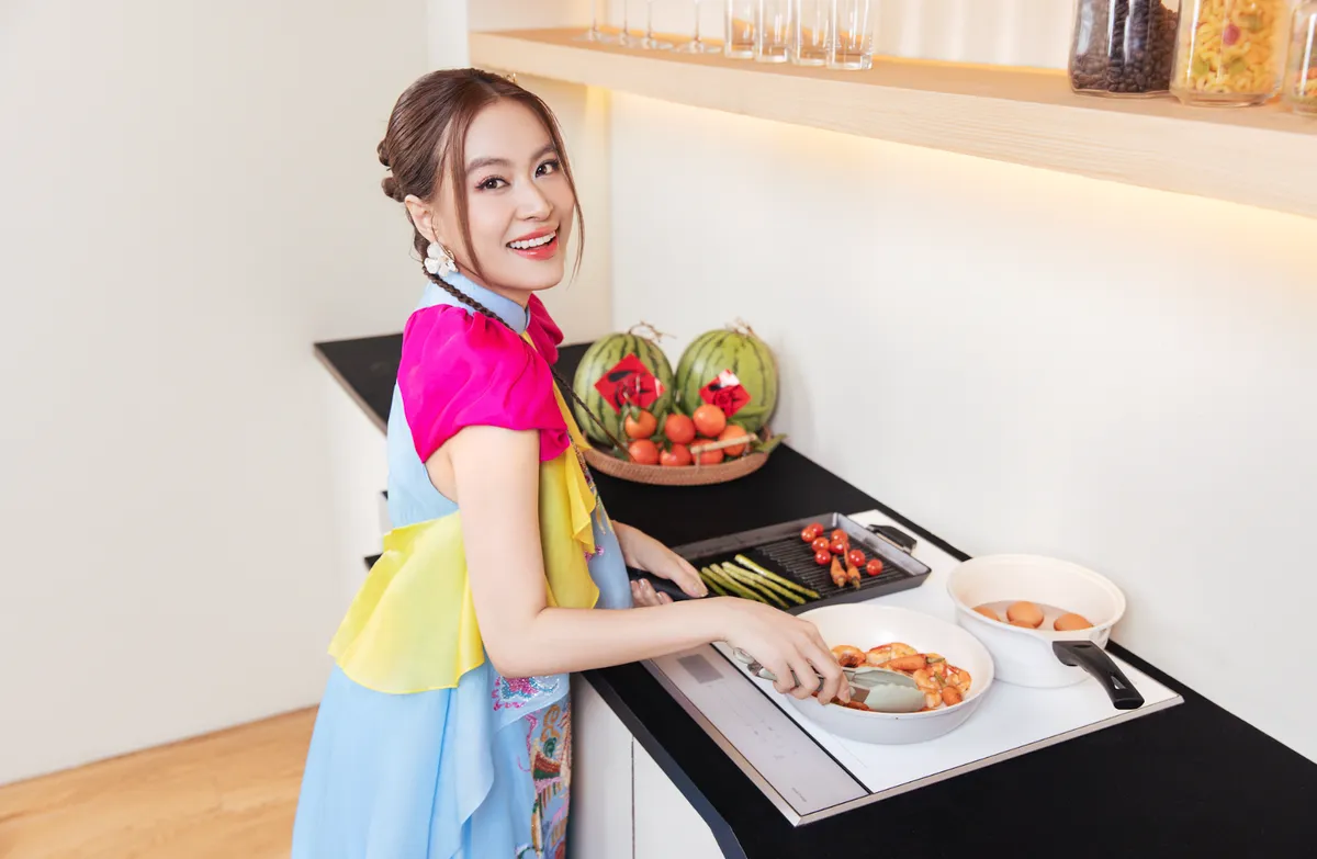 Tết xưa - Tết nay trong MV mới của Hoàng Thùy Linh - Ảnh 1.