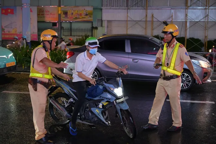 Cục CSGT giải đ&aacute;p thắc mắc &ldquo;kiểm tra giấy kh&aacute;m sức khỏe của t&agrave;i xế&rdquo; - Ảnh 1.