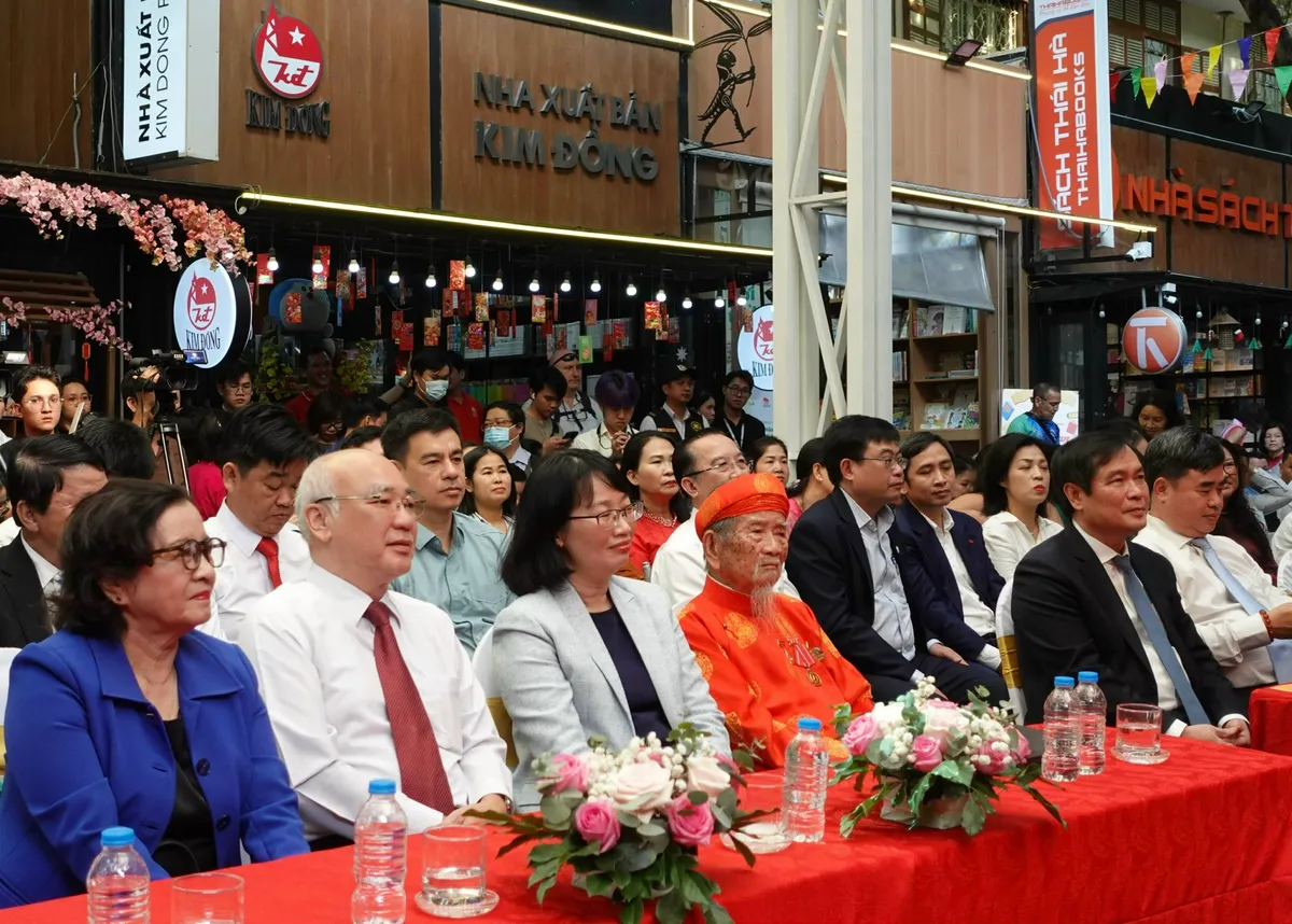 Đường s&aacute;ch TP Hồ Ch&iacute; Minh v&agrave; h&agrave;nh tr&igrave;nh 10 năm lan tỏa c&aacute;c gi&aacute; trị văn h&oacute;a- Ảnh 1.