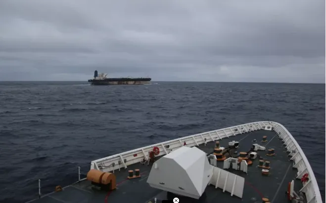 Hình ảnh cho thấy tàu chở dầu được chụp từ tàu tuần tra Munro của Lực lượng Bảo vệ bờ biển Mỹ (Ảnh: Bộ Tư lệnh châu Âu của Mỹ)