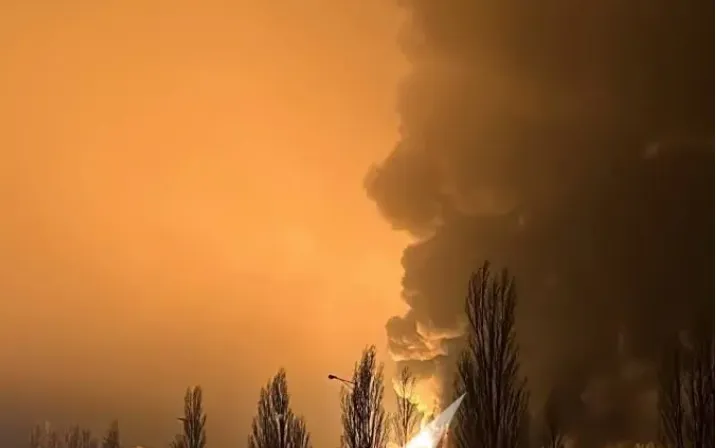 Đám cháy sau cuộc tấn công UAV của Ukraine vào kho nhiên liệu ở tỉnh Belgorod của Nga (Ảnh: Astra/Telegram)