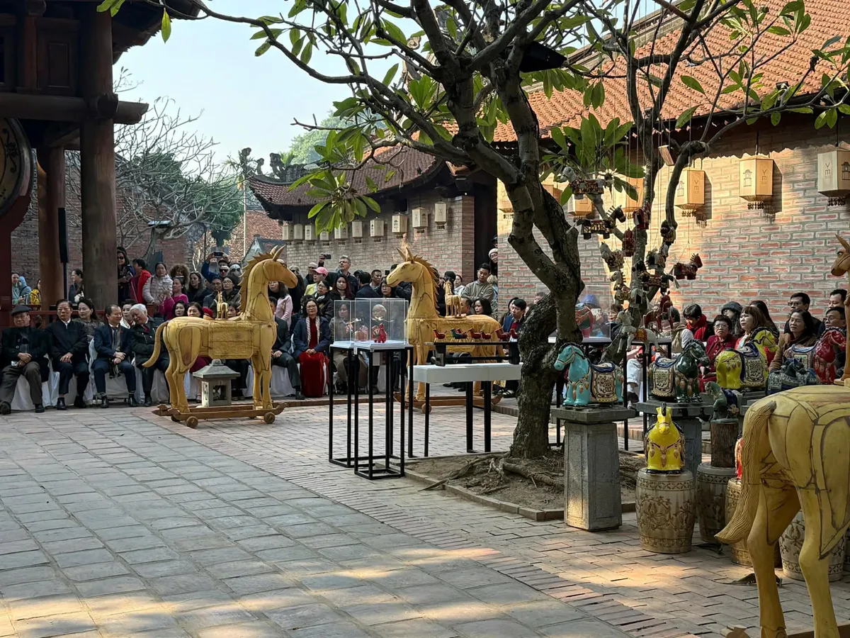 Trưng bày chuyên đề "Ngựa về phố" tại Văn Miếu - Quốc Tử Giám- Ảnh 2. Trưng bày chuyên đề "Ngựa về phố" tại Văn Miếu - Quốc Tử Giám- Ảnh 2.