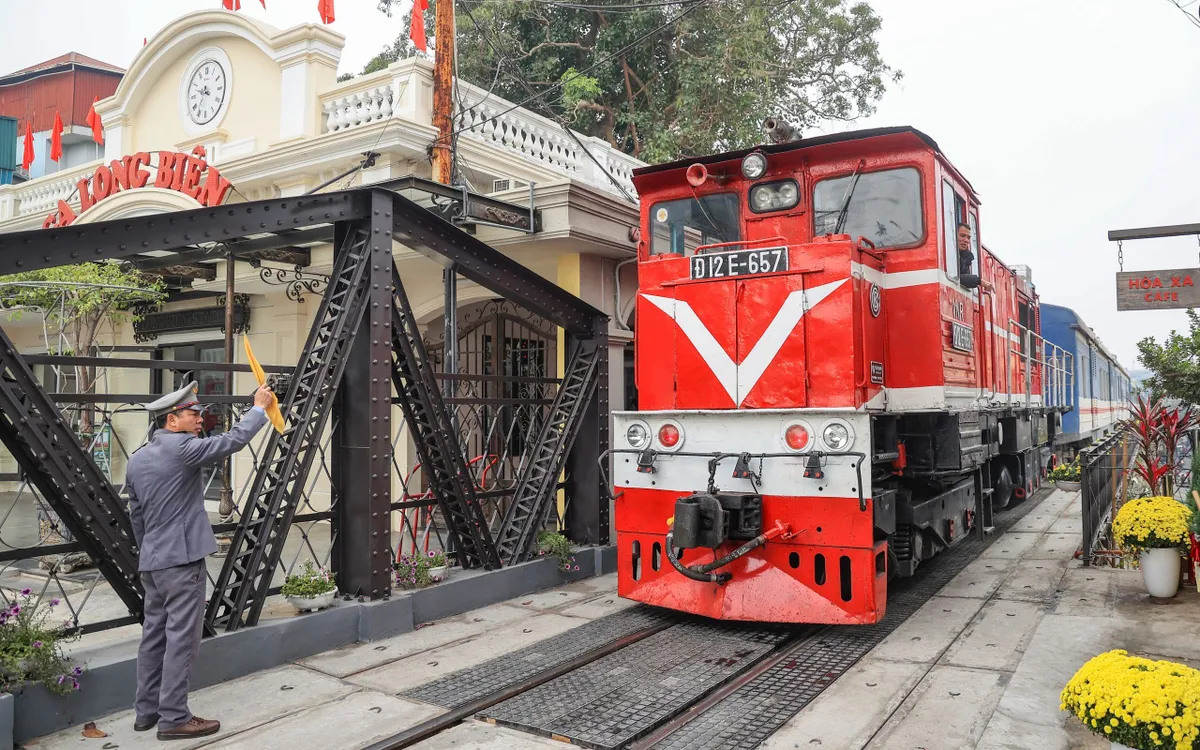 Theo Cục Đường sắt VN, cần đánh giá kĩ tác động khi Hà Nội đề nghị dừng chạy tàu khách phía Bắc về ga Hà Nội trên đoạn tuyến Gia Lâm - Hà Nội (Ảnh minh hoạ: Tạ Hải).