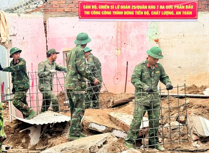 Đ&agrave; Nẵng: Vượt nắng thắng mưa, ho&agrave;n th&agrave;nh sớm nh&agrave; mới cho người d&acirc;n v&ugrave;ng sạt lở- Ảnh 1.