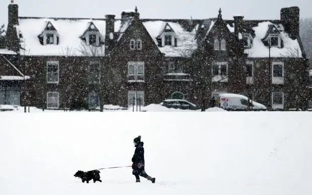 Tuyết bao phủ thị trấn Aboyne, Scotland (Ảnh: Jeff J Mitchell/Getty Images)