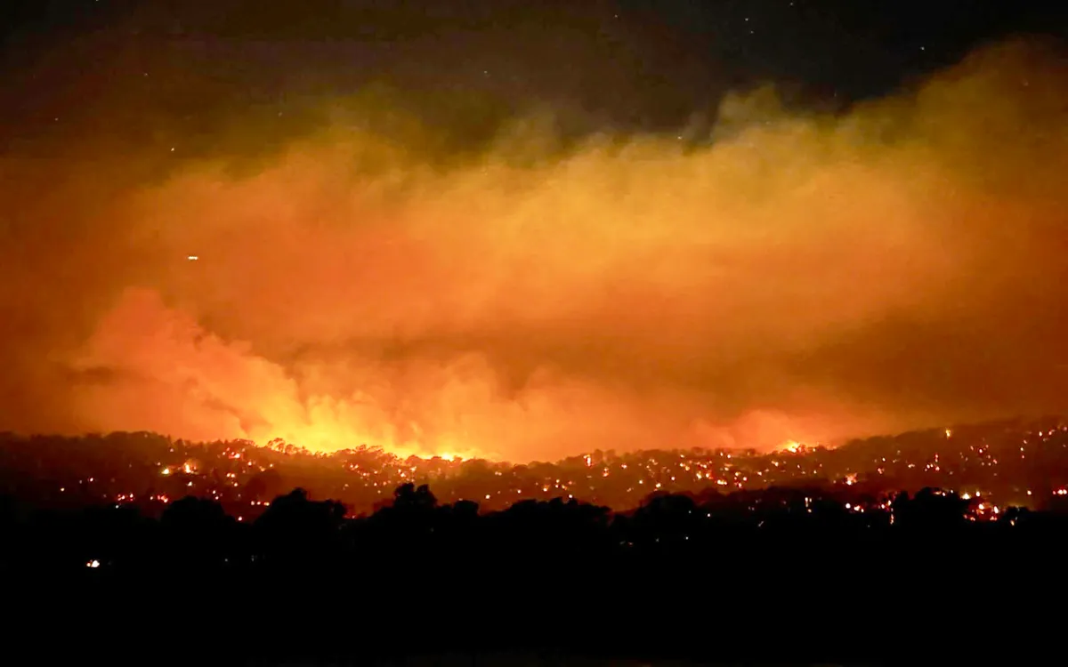 Cháy rừng bùng phát gần thị trấn Longwood, phía Bắc bang Victoria, Australia, ngày 7/1/2026 (Ảnh: CFA Wandong Fire Brigade/AFP)