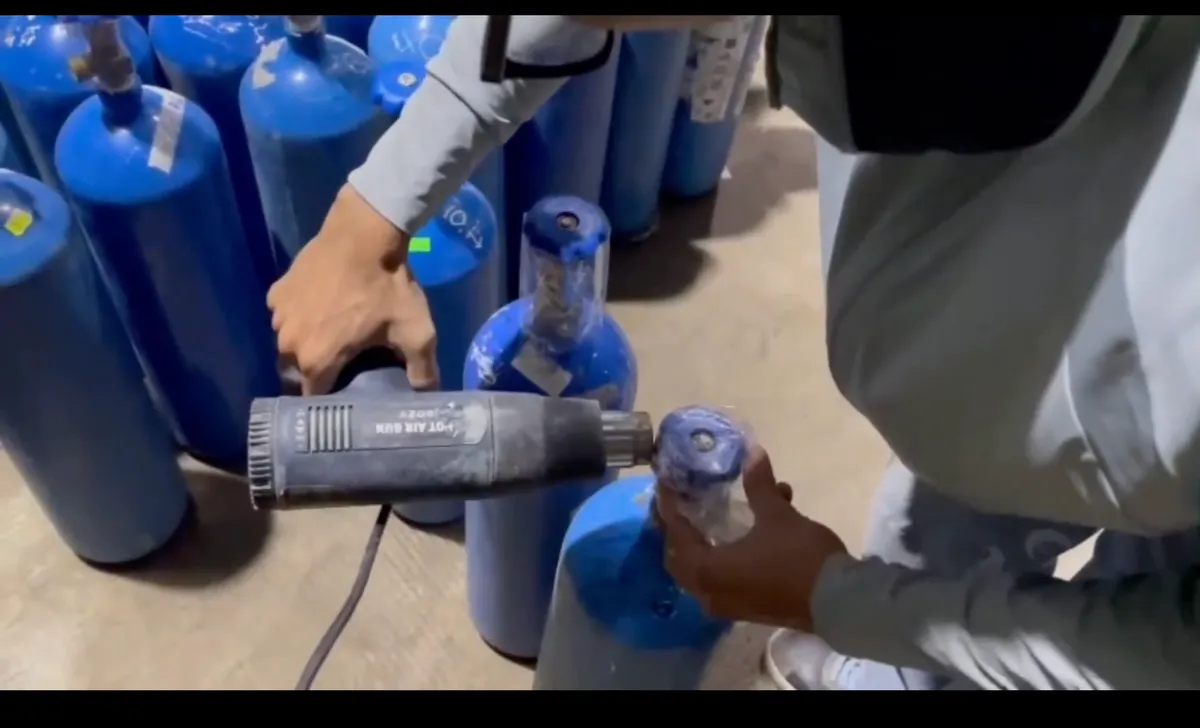 Bắt giữ &ocirc;ng "tr&ugrave;m" thu lợi gần 106 tỷ đồng từ bu&ocirc;n b&aacute;n kh&iacute; cười - Ảnh 6.