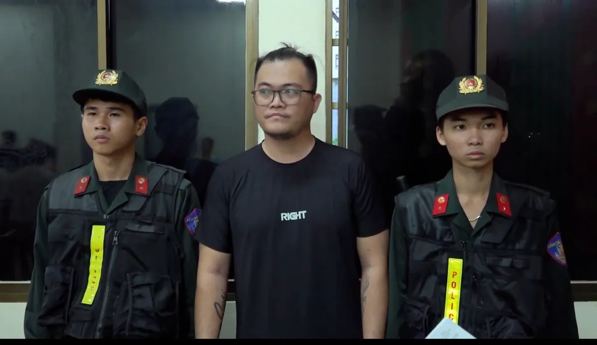 Bắt giữ &ocirc;ng "tr&ugrave;m" thu lợi gần 106 tỷ đồng từ bu&ocirc;n b&aacute;n kh&iacute; cười - Ảnh 2.