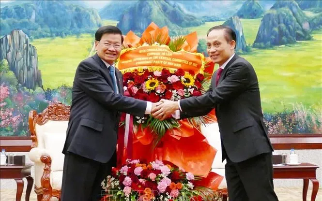 Đặc phái viên của Tổng Bí thư Tô Lâm, đồng chí Lê Hoài Trung chúc mừng Tổng Bí thư Ban Chấp hành Trung ương Đảng Nhân dân cách mạng Lào khoá XII, Chủ tịch nước Lào Thongloun Sisoulith. Ảnh: Xuân Tú/PV TTXVN tại Lào