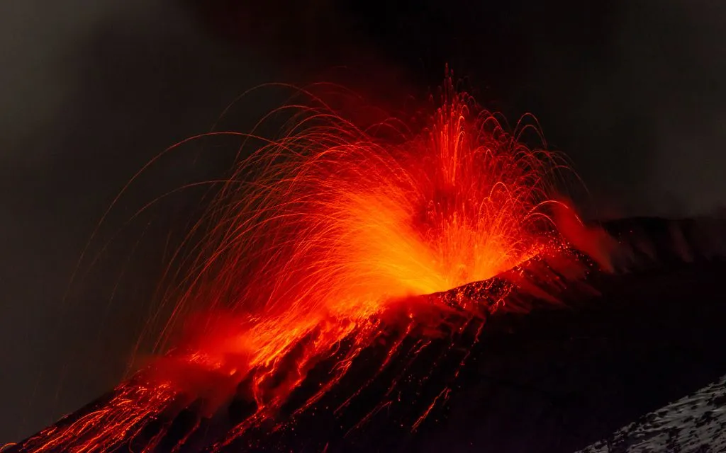 Hoạt động phun trào tập trung tại miệng núi lửa phía Đông Bắc của núi lửa Etna ở Sicily, Italy, ngày 29/12/2025 (Ảnh: AP)