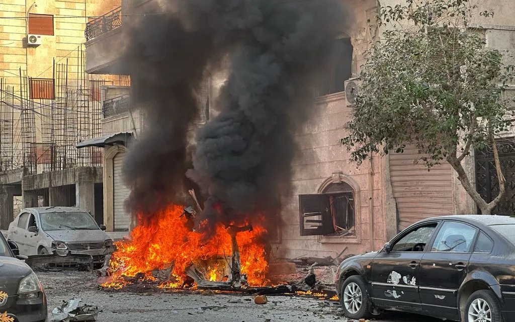 Xe bốc cháy trong các cuộc đụng độ giữa các chiến binh người Kurd và lực lượng chính phủ Syria ở thành phố Aleppo, ngày 7/1/2026 (Ảnh: AP)