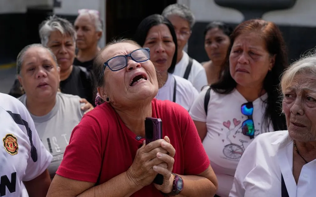 Người thân đau buồn trong lễ tang binh sĩ thiệt mạng trong cuộc đột kích của Mỹ tại Venezuela (Ảnh: AP)