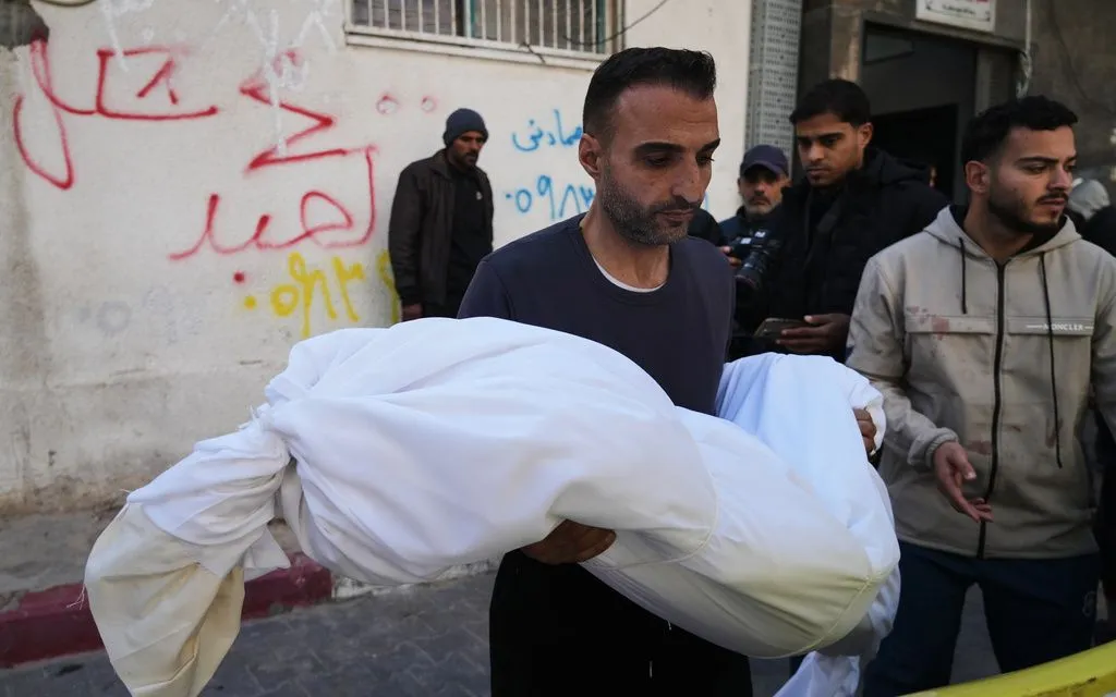 Thi thể bé gái Palestine 11 tuổi được đưa tới bệnh viện Shifa ở Gaza City, ngày 8/1/2026 (Ảnh: AP)