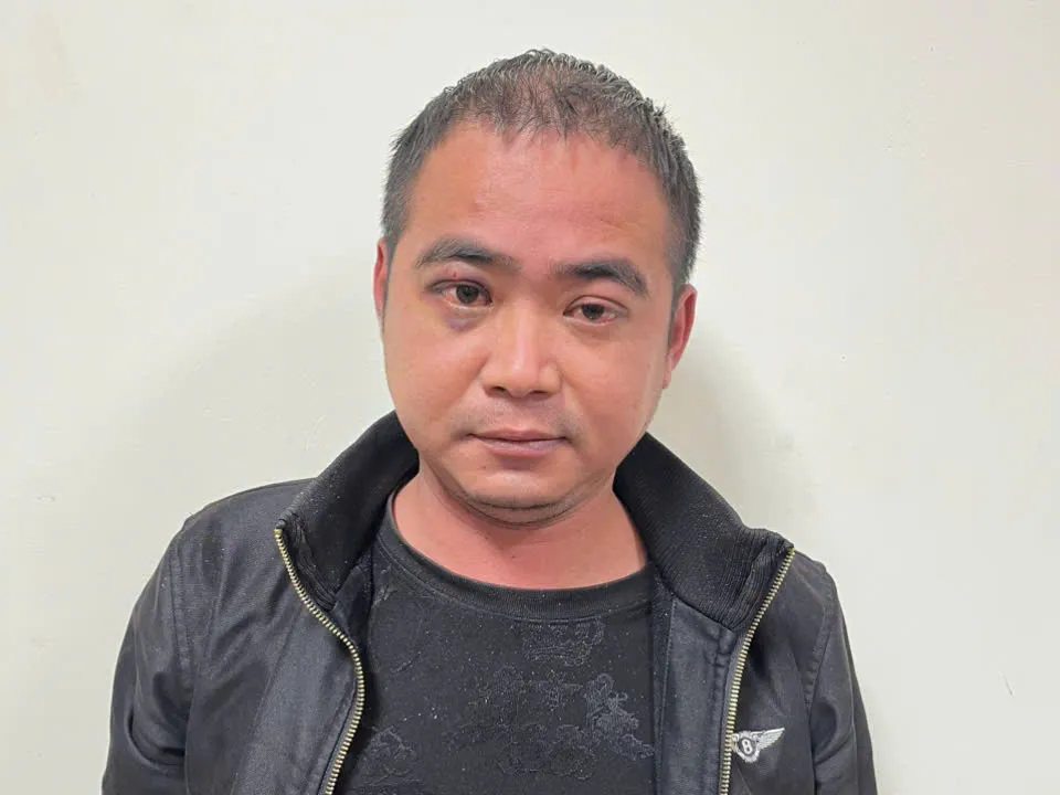 Tạm giữ hình sự đối tượng cầm dao chém 2 mẹ con trong quán gội đầu- Ảnh 1. Tạm giữ hình sự đối tượng cầm dao chém 2 mẹ con trong quán gội đầu- Ảnh 1.