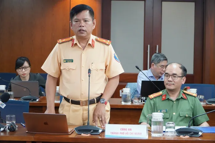 Thành phố Hồ Chí Minh: Gần 100 xe máy bị phạt khi đi vào làn đường cho xe đạp - Ảnh 1.