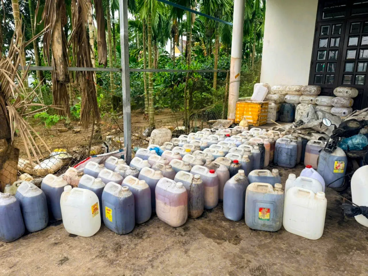 Người đ&agrave;n &ocirc;ng mua gần 2 tấn dầu mỡ đ&atilde; qua sử dụng để b&aacute;n ra thị trường- Ảnh 1.