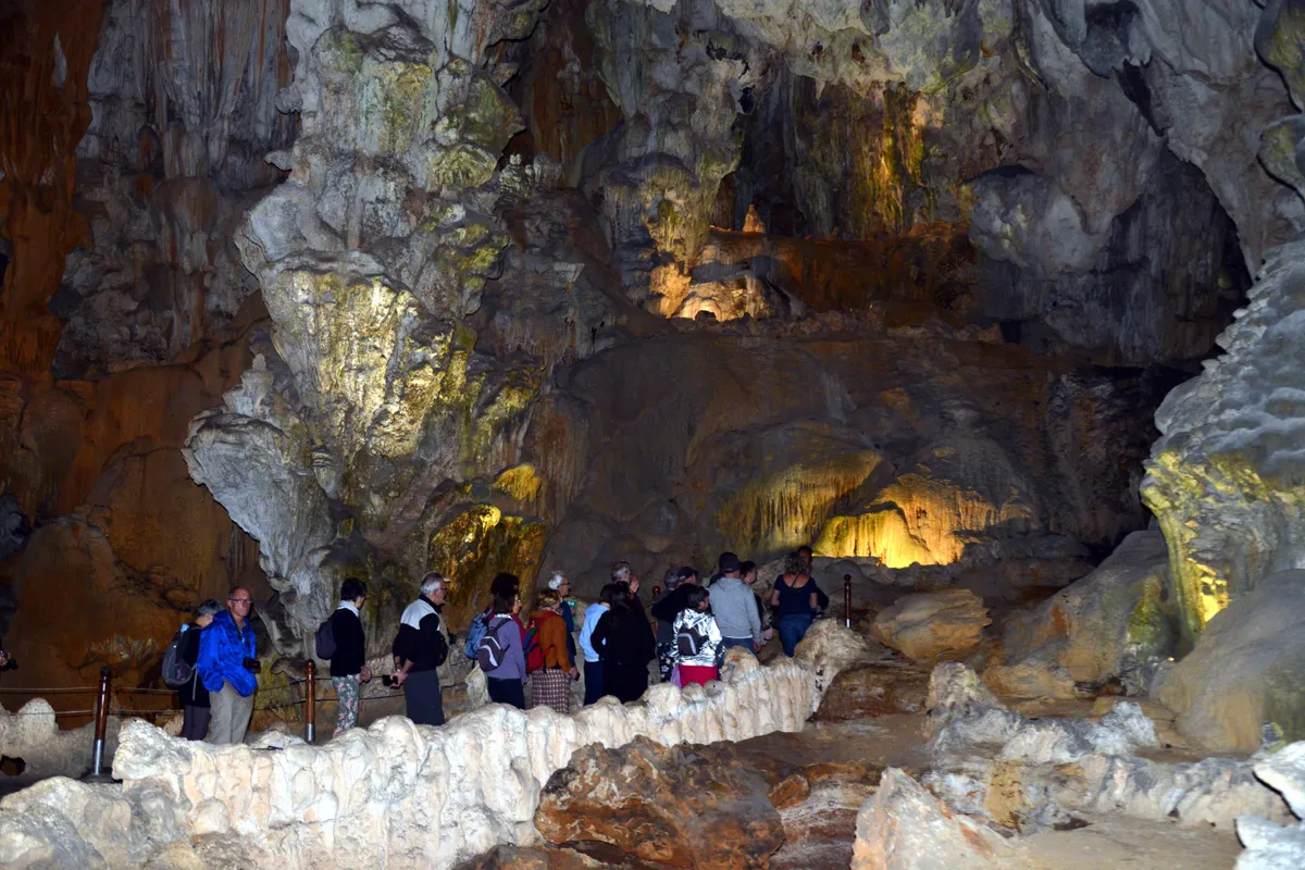 Vịnh Hạ Long: Bản h&ugrave;ng ca bằng đ&aacute; của thi&ecirc;n nhi&ecirc;n qua h&agrave;ng trăm triệu năm- Ảnh 2.