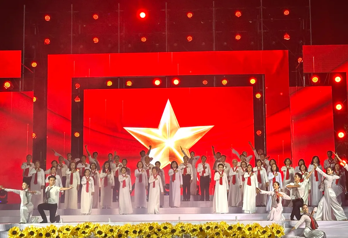 TP Hồ Ch&iacute; Minh kỷ niệm 76 năm Ng&agrave;y truyền thống học sinh, sinh vi&ecirc;n - Ảnh 4.