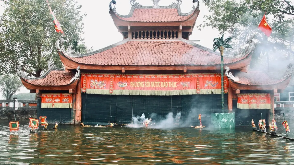 Múa rối nước: Vũ điệu huyền ảo trên mặt nước đình làng- Ảnh 3. Múa rối nước: Vũ điệu huyền ảo trên mặt nước đình làng- Ảnh 3.