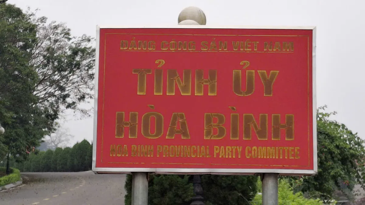 Một số trụ sở đơn vị, tổ chức tại khu vực tỉnh H&ograve;a B&igrave;nh (cũ) "qu&ecirc;n" bỏ biển t&ecirc;n sau s&aacute;p nhập- Ảnh 12.