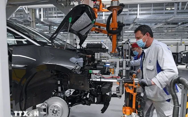 Công nhân làm việc tại một nhà máy sản xuất ôtô ở Zwickau (Đức). (Ảnh: AFP/TTXVN)