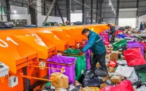 Nhân viên phân loại các đơn hàng tại trung tâm logistics ở Hà Bắc, Trung Quốc. (Ảnh: THX/TTXVN)