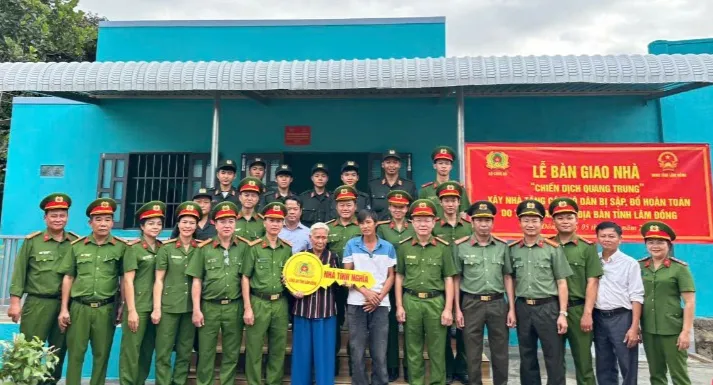 L&acirc;m Đồng: Nhiều hộ d&acirc;n v&ugrave;ng lũ đ&atilde; c&oacute; nh&agrave; mới nhờ "Chiến dịch Quang Trung"- Ảnh 3.