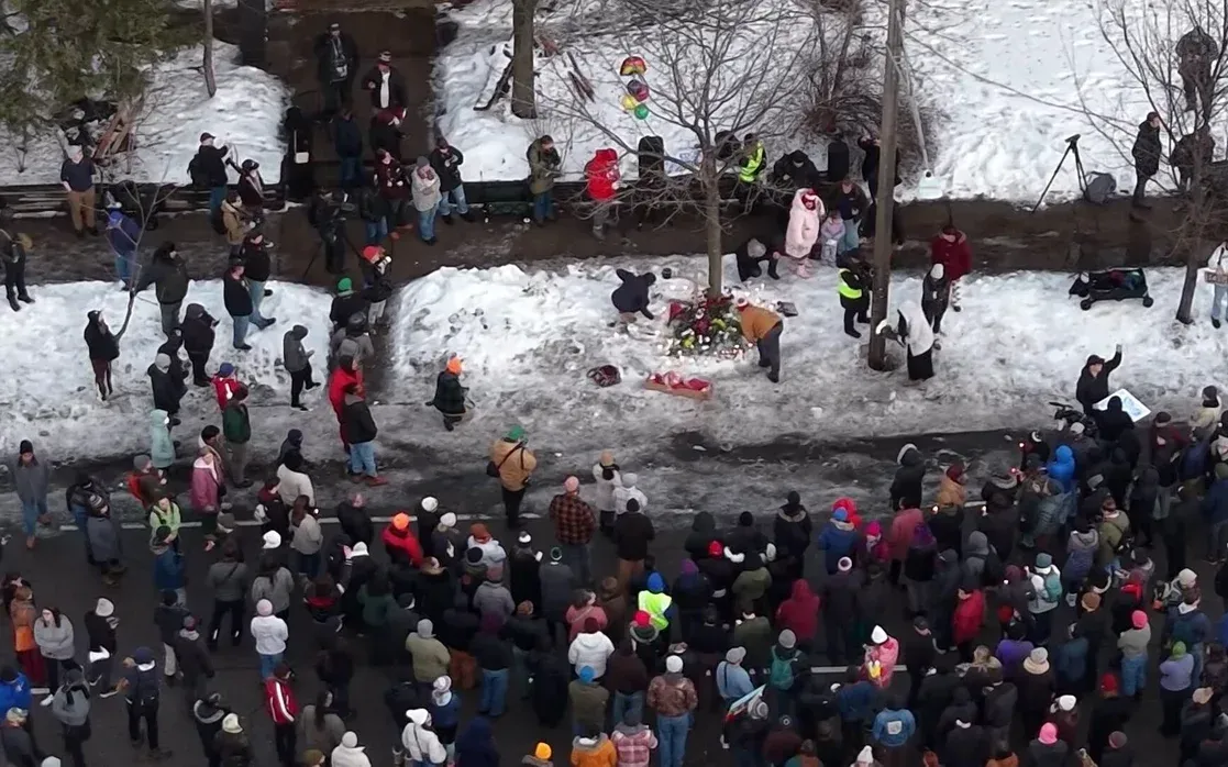 Hàng trăm người dân tụ tập tại hiện trường vụ nổ súng để tưởng niệm nạn nhân, ngày 7/1/2026 (Ảnh: WCCO)