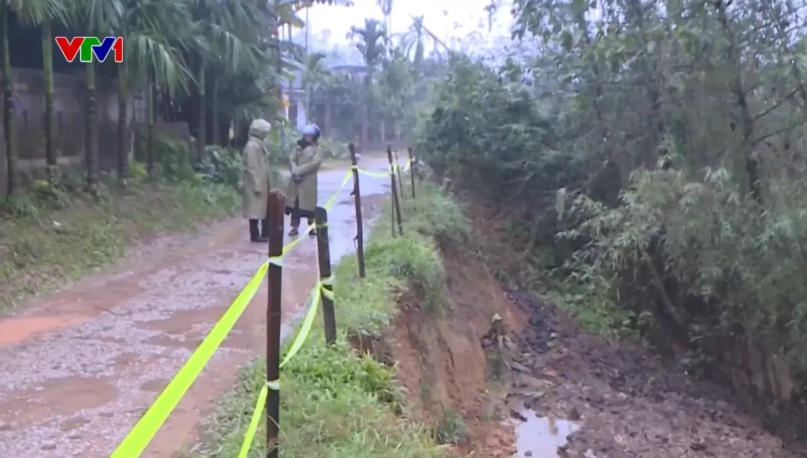Sạt lở nghiêm trọng nhiều tuyến đường ở Huế sau lũ - Ảnh 1.